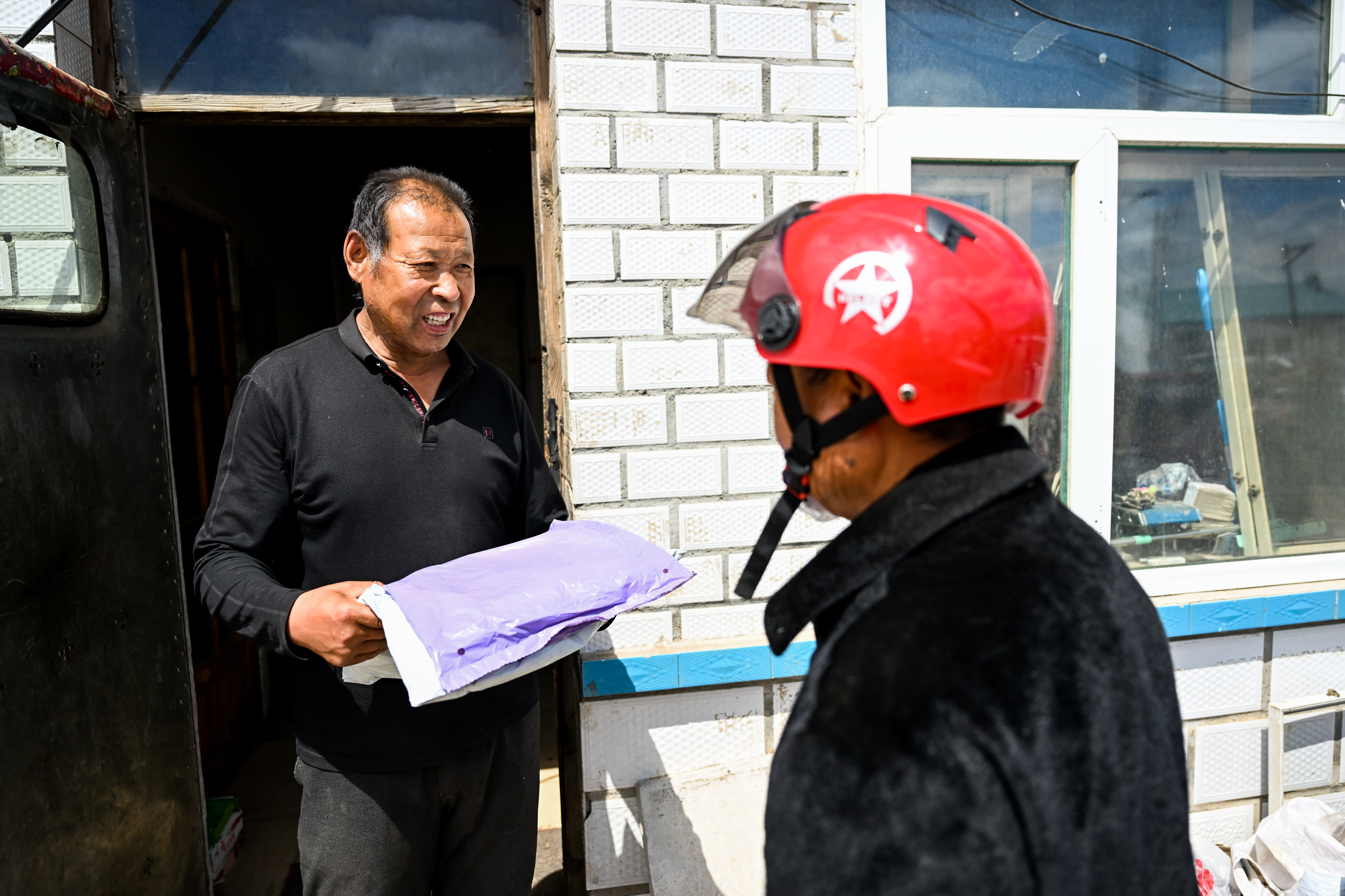 （图片故事）来自“快递爷爷”的暖心快递