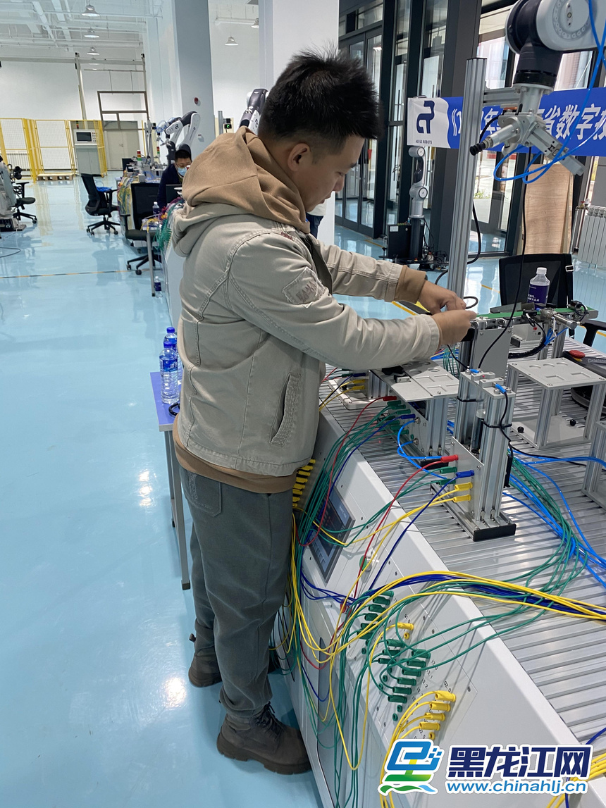 【对话裁判长】工业机器人项目裁判长谭庆吉：技能竞赛是推动高技能人才队伍建设的重要抓手