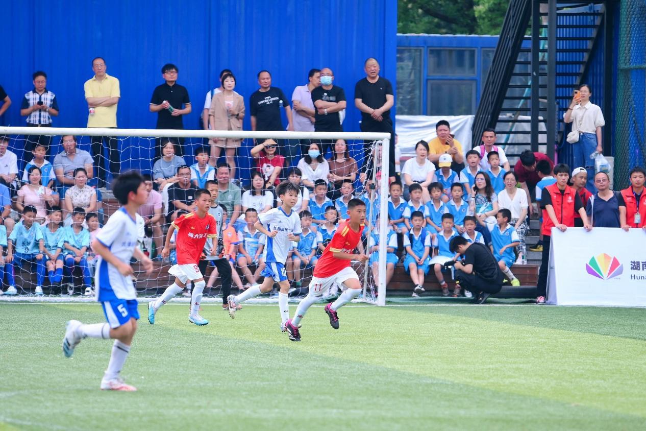 热血足球益起来长沙市“小球大爱”小学生慈善足球赛开幕