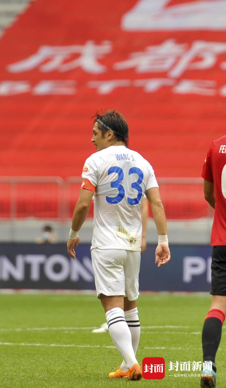 汪嵩成都绕场一圈感谢球迷,小将汪嵩流泪