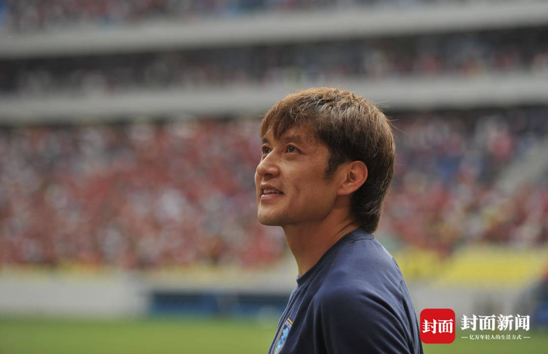 汪嵩成都绕场一圈感谢球迷,小将汪嵩流泪