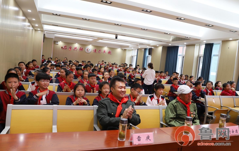 “红色教育润童心﹒革命薪火代代传”滕州军休所军休干部宣讲团进校园