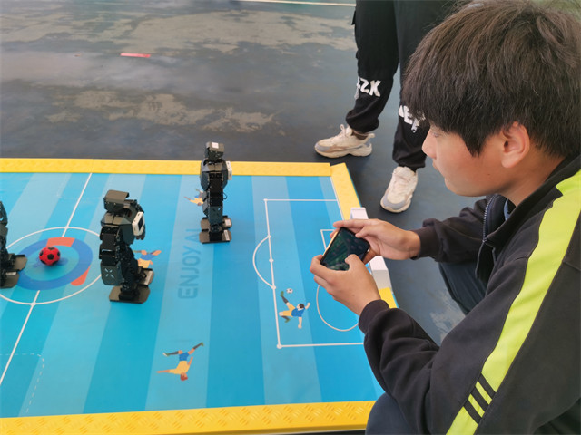 指挥机器人打比赛,机器人指挥大型机器人