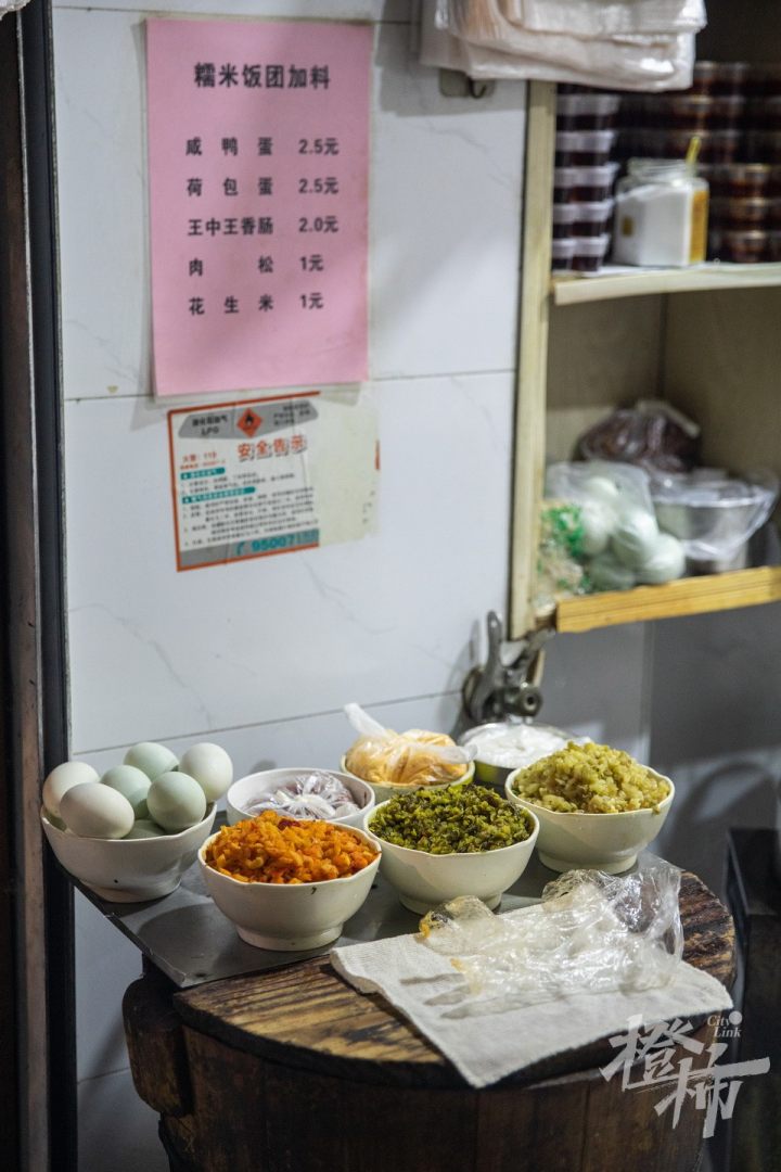 橙柿视觉丨杭州这家人均10元的烧饼油条店，凭什么能入选“米其林”？今早我们去探了探