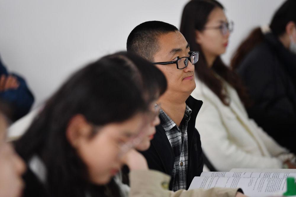 在摇晃的生活里“拄”梦前行——31岁脑瘫“博士”的求学路