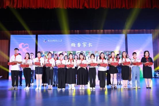 七彩童年迎春晚会,七彩童年幼儿园六一儿童汇演视频