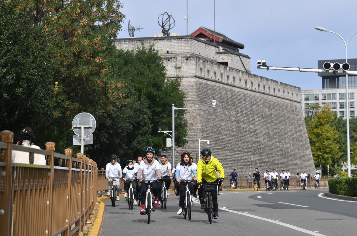 新闻8点见丨今年全国高考1291万人报名;陈吉宁会见马斯克