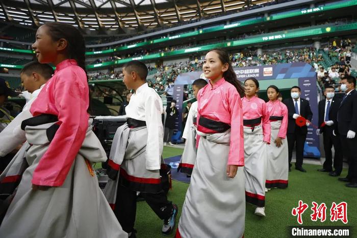 “新工体”首次!中超球员牵手藏族球童出场开赛