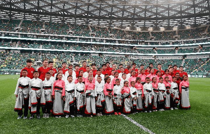 玉树足球少年圆梦工体,青海玉树高原足球小将逐梦绿茵场