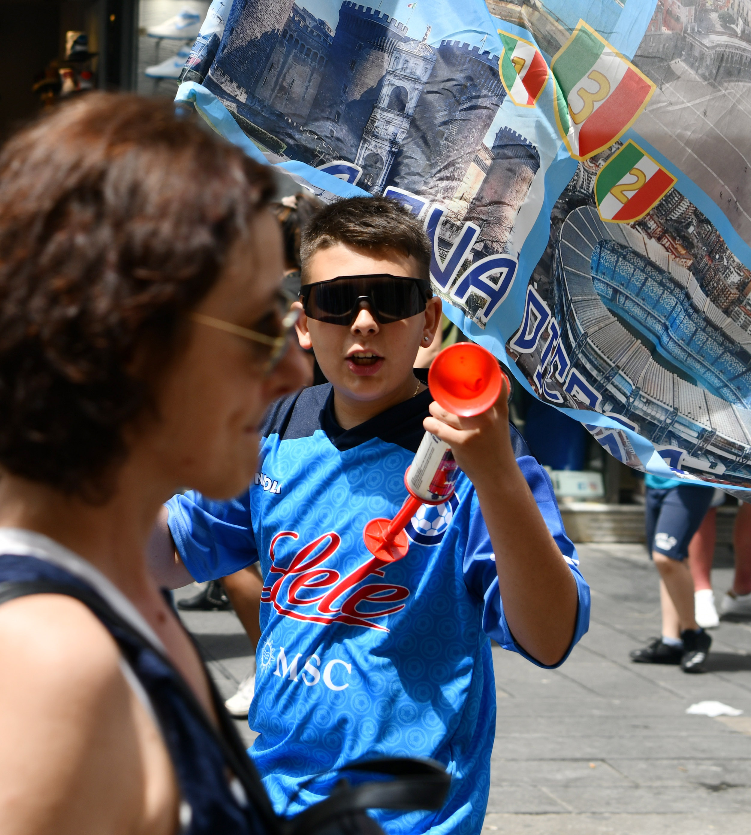 那不勒斯意甲夺冠当地球迷庆祝,22-23意甲冠军那不勒斯