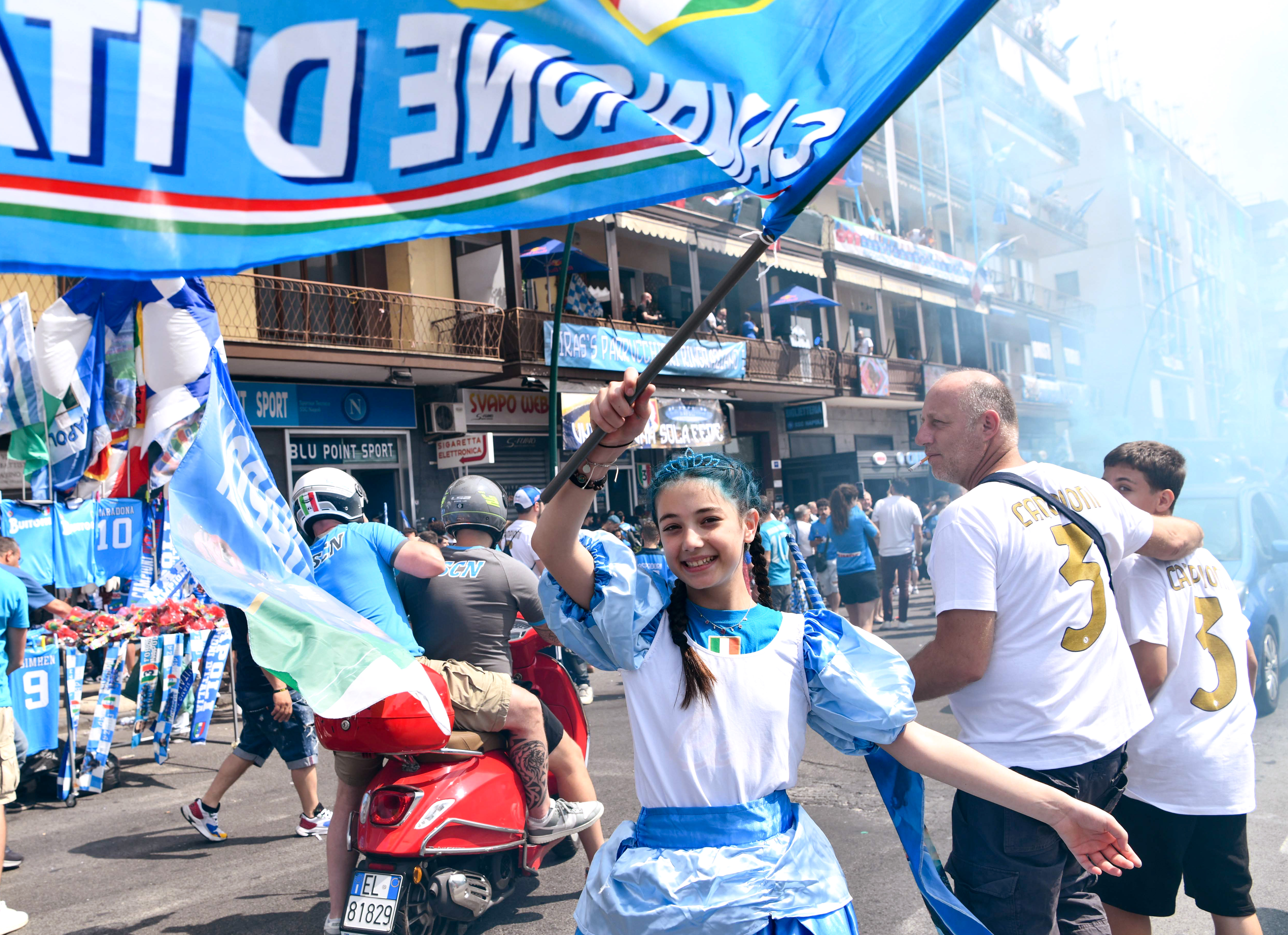 那不勒斯意甲夺冠当地球迷庆祝,22-23意甲冠军那不勒斯