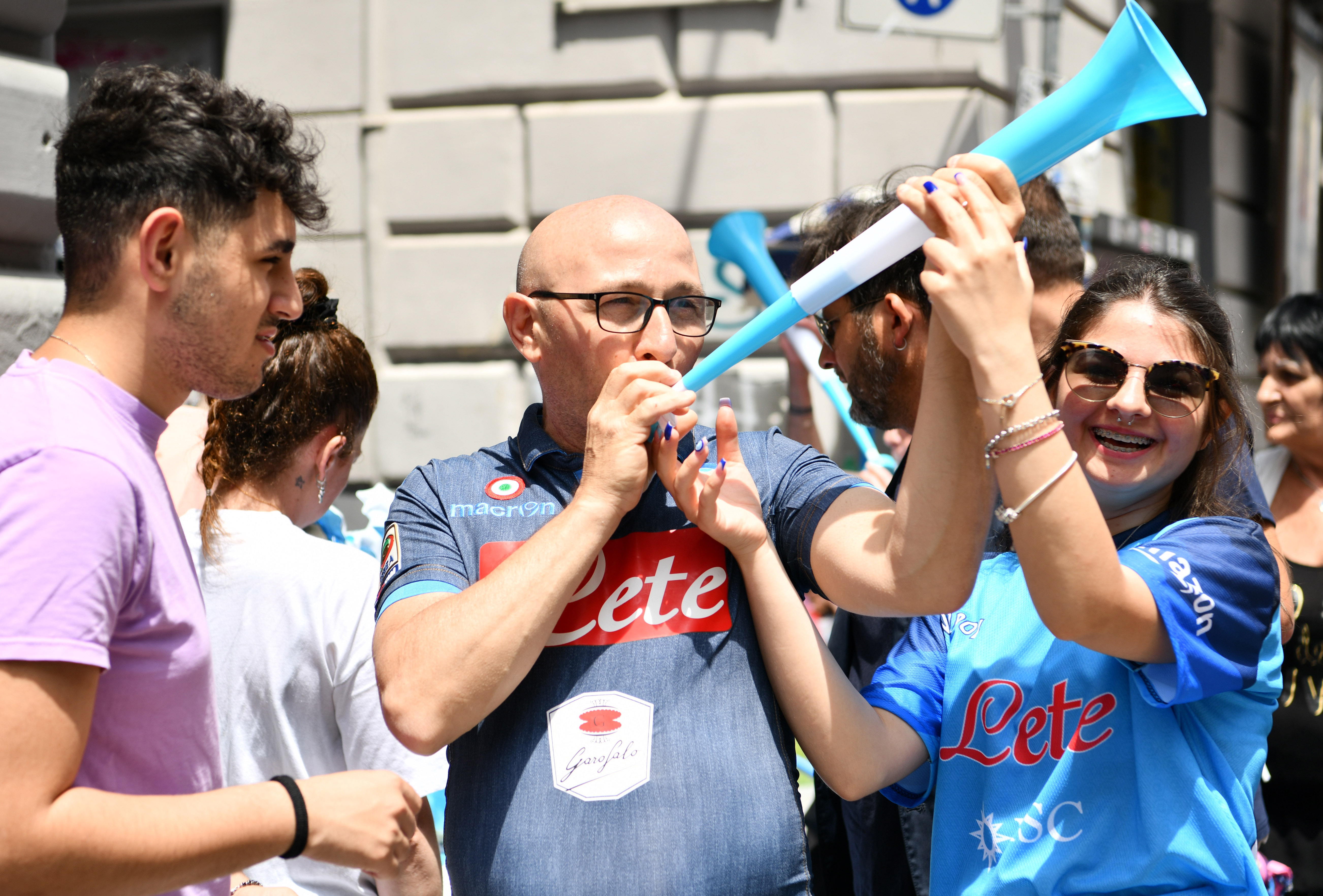 那不勒斯意甲夺冠当地球迷庆祝,22-23意甲冠军那不勒斯