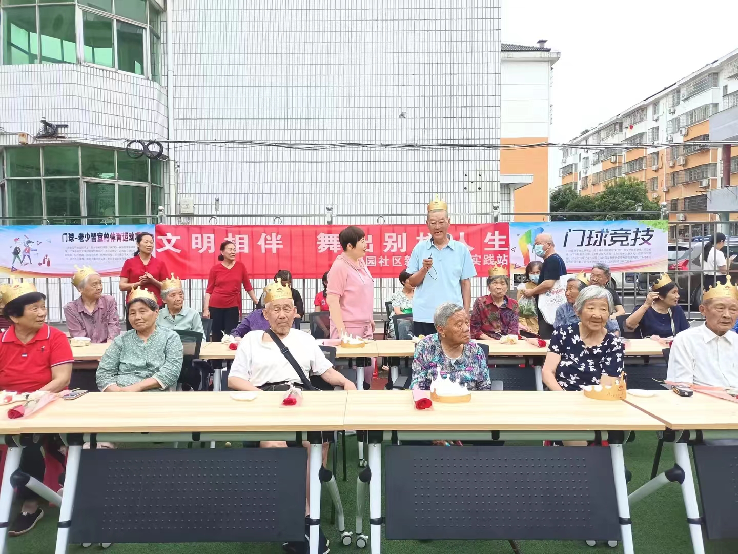 集体生日会情暖老人心,温馨生日会情暖敬老院