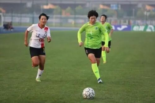 济南历城二中女足为国出征，“能踢能学”秘诀何在