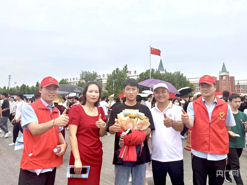 护航高考警民同心,护航高考爱心满满