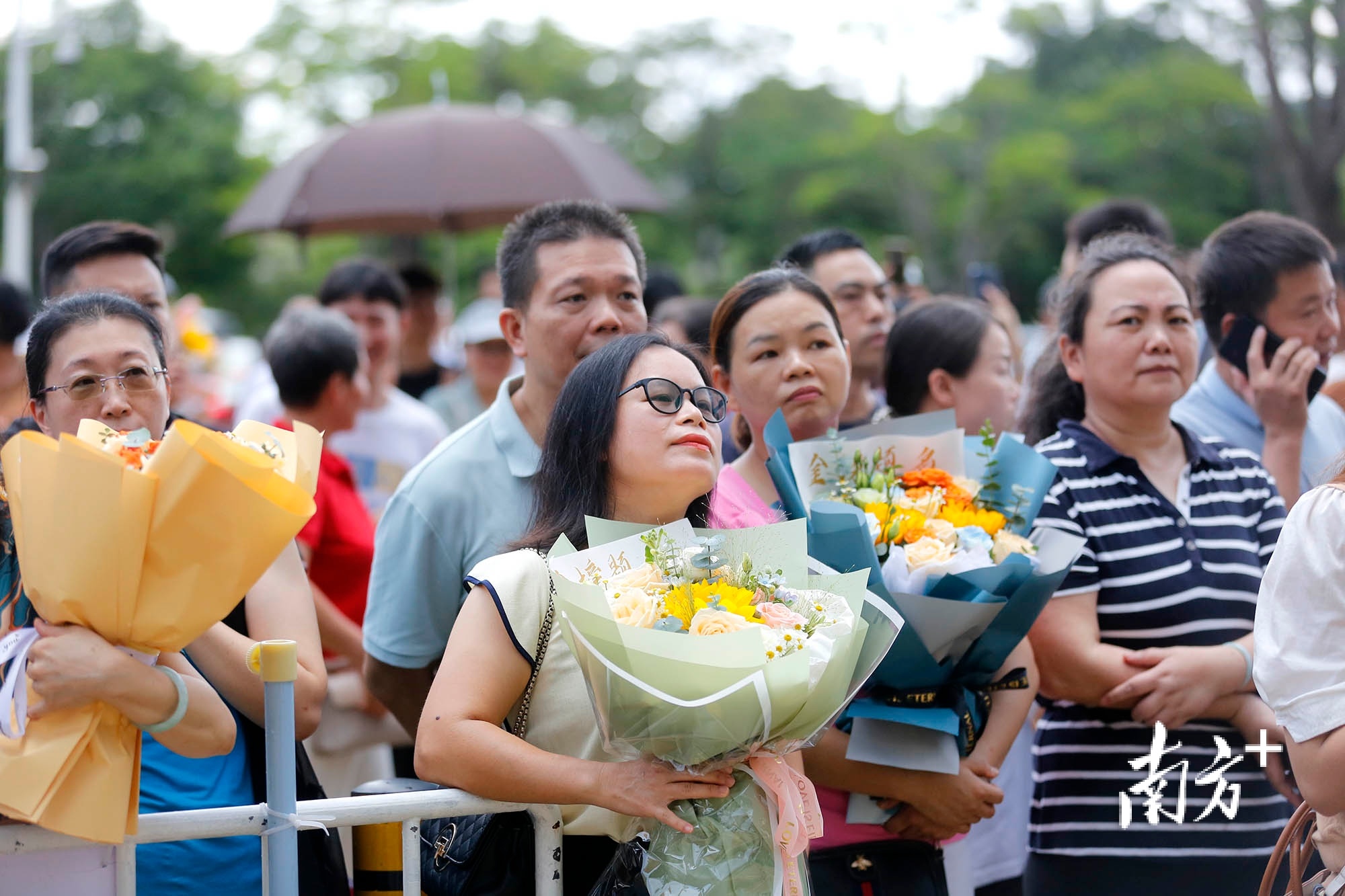 “零食花束”迎考生！多图看中山一中校门感人瞬间