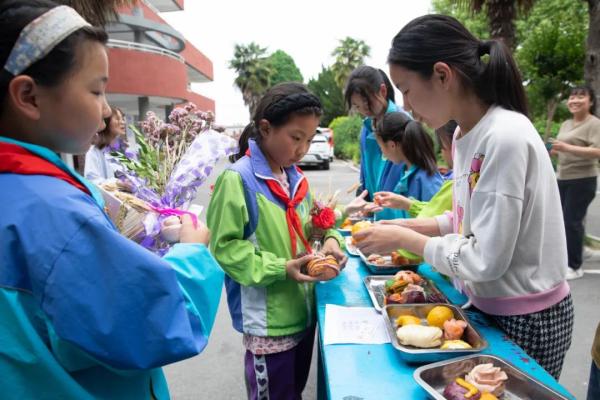 收麦子农民工干活,少年农村路上开拖拉机收小麦