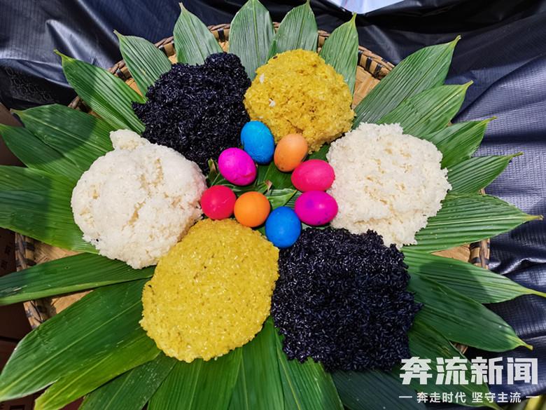 村BA揭幕·花絮丨热情!苗乡人给来客端上五彩姊妹饭