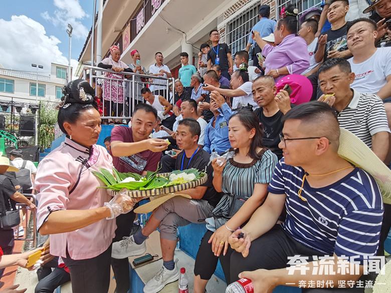 村BA揭幕·花絮丨热情!苗乡人给来客端上五彩姊妹饭