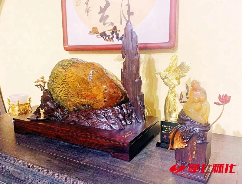 用怀化“五彩玉”绘就梦想“彩虹”洪江小伙儿李向云带着沅江水波纹彩玉作品获玉石大奖