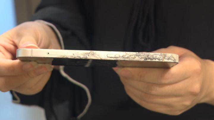 充电玩手机遭电击女孩面临截肢,玩苹果手机充电被电击面临截肢