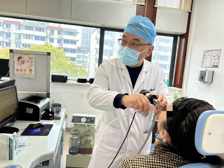 喝白酒导致喉咙痛,年轻小伙喝酒喝到胃疼