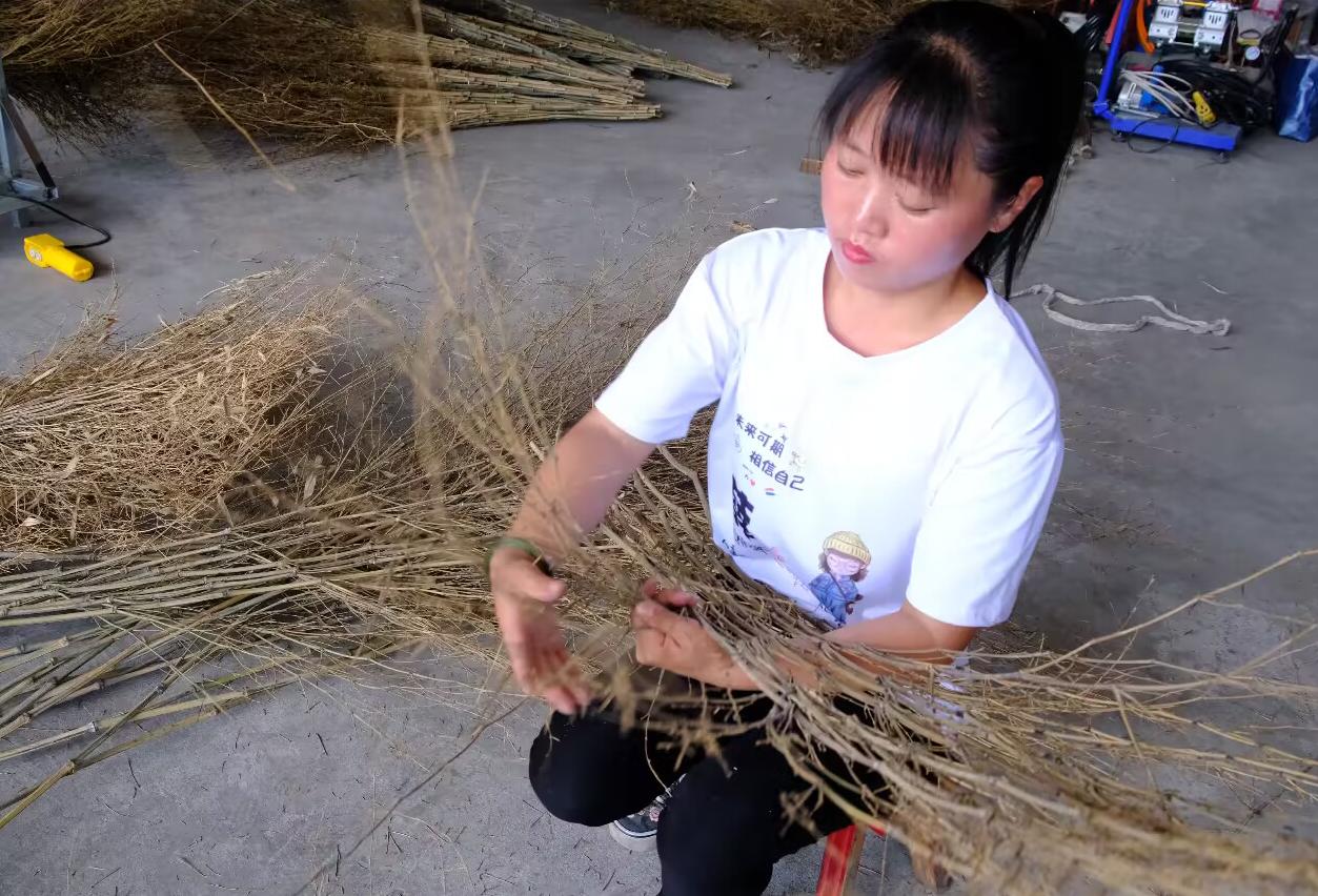 巧扎竹扫把“扫开”富民路