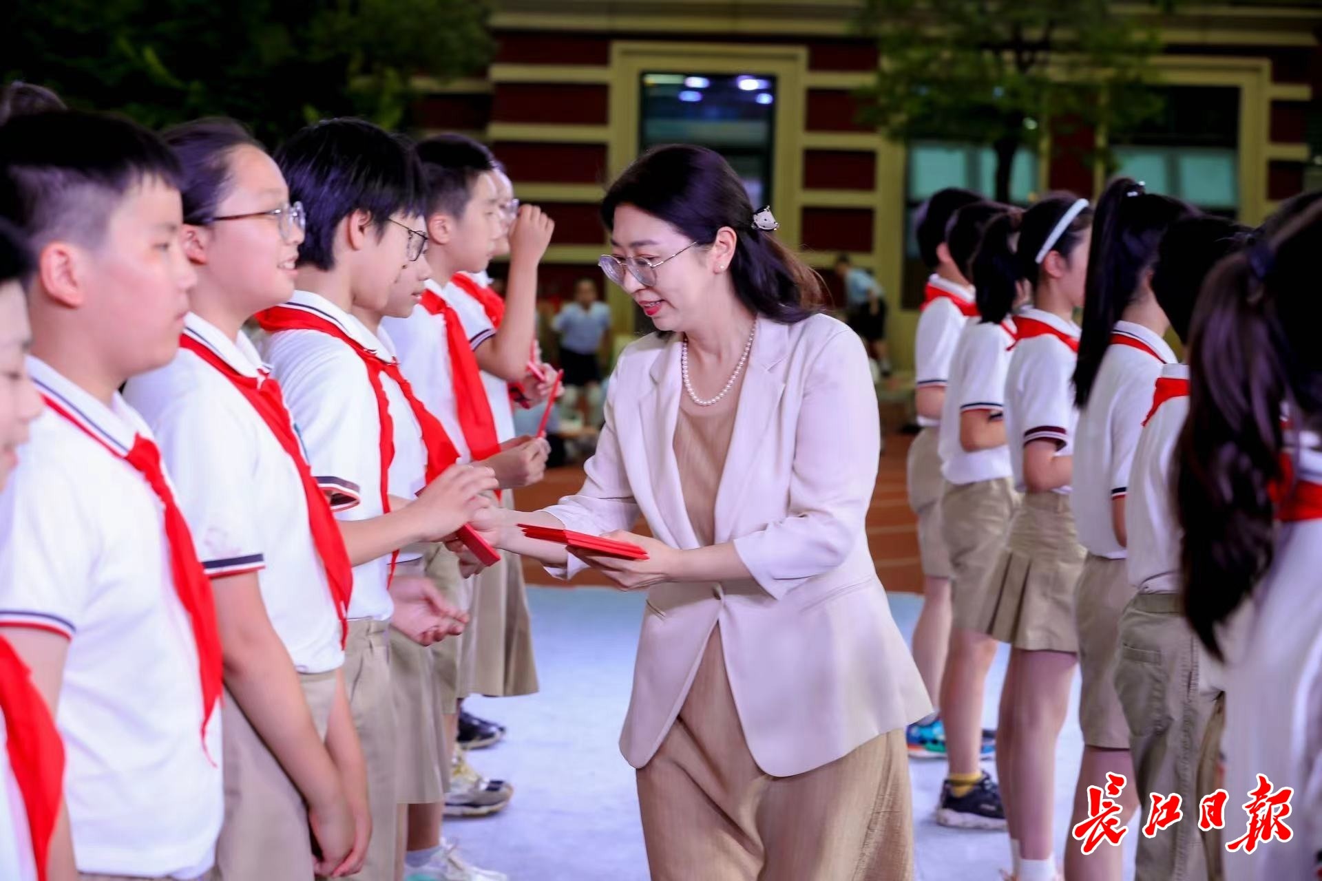 两本书，他们收到学校准备了六年的毕业礼物