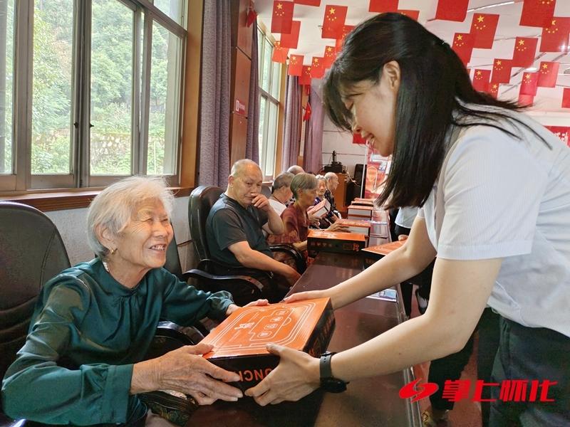 这家保险公司为90位老年人送爱心