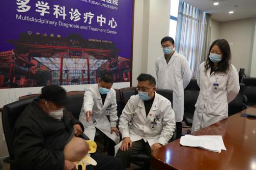 72岁大爷肚子鼓像气球打不动,七十岁大爷挺着大肚子