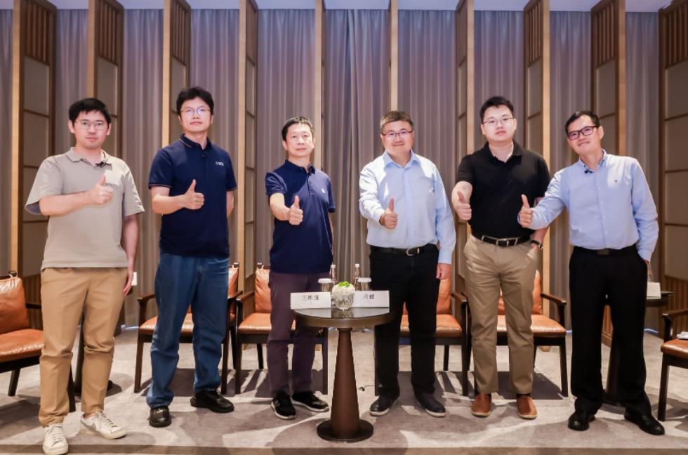 WAIC财经下午茶：AI大模型发展风起云涌技术进步与安全伦理并重而行|直击WAIC2023