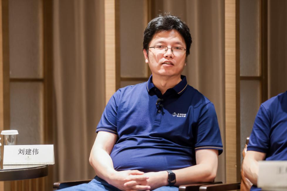 WAIC财经下午茶：AI大模型发展风起云涌技术进步与安全伦理并重而行|直击WAIC2023