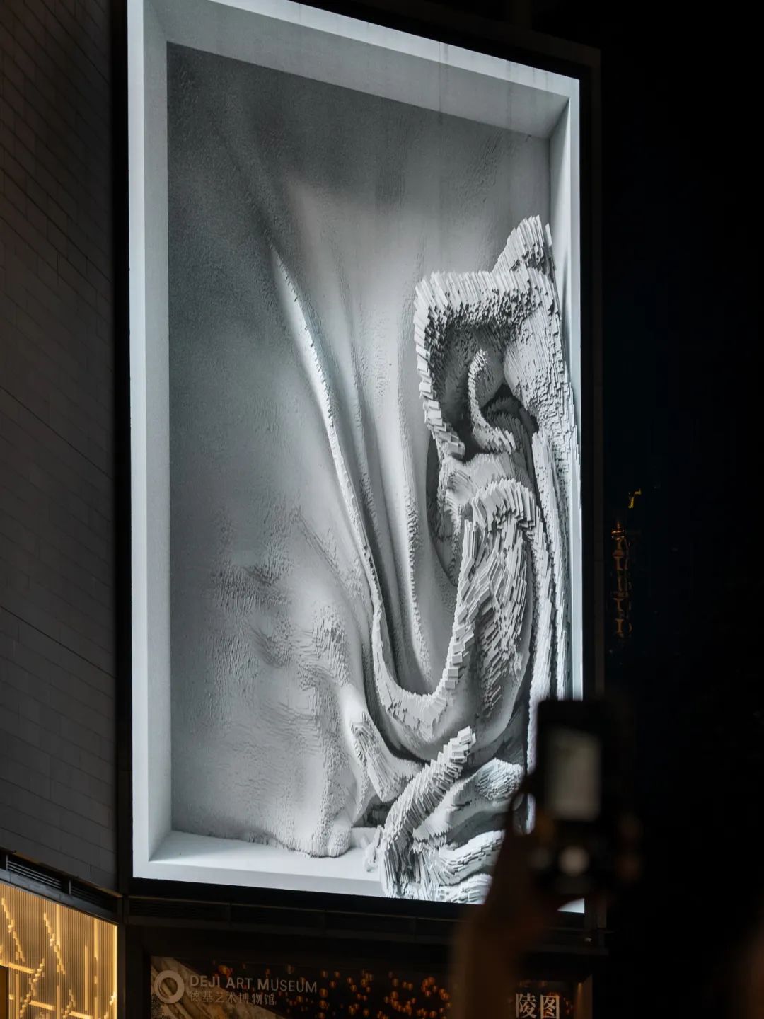 一周艺术人物｜姚南薰请辞创始馆长，科拉“牵手”柏林双年展