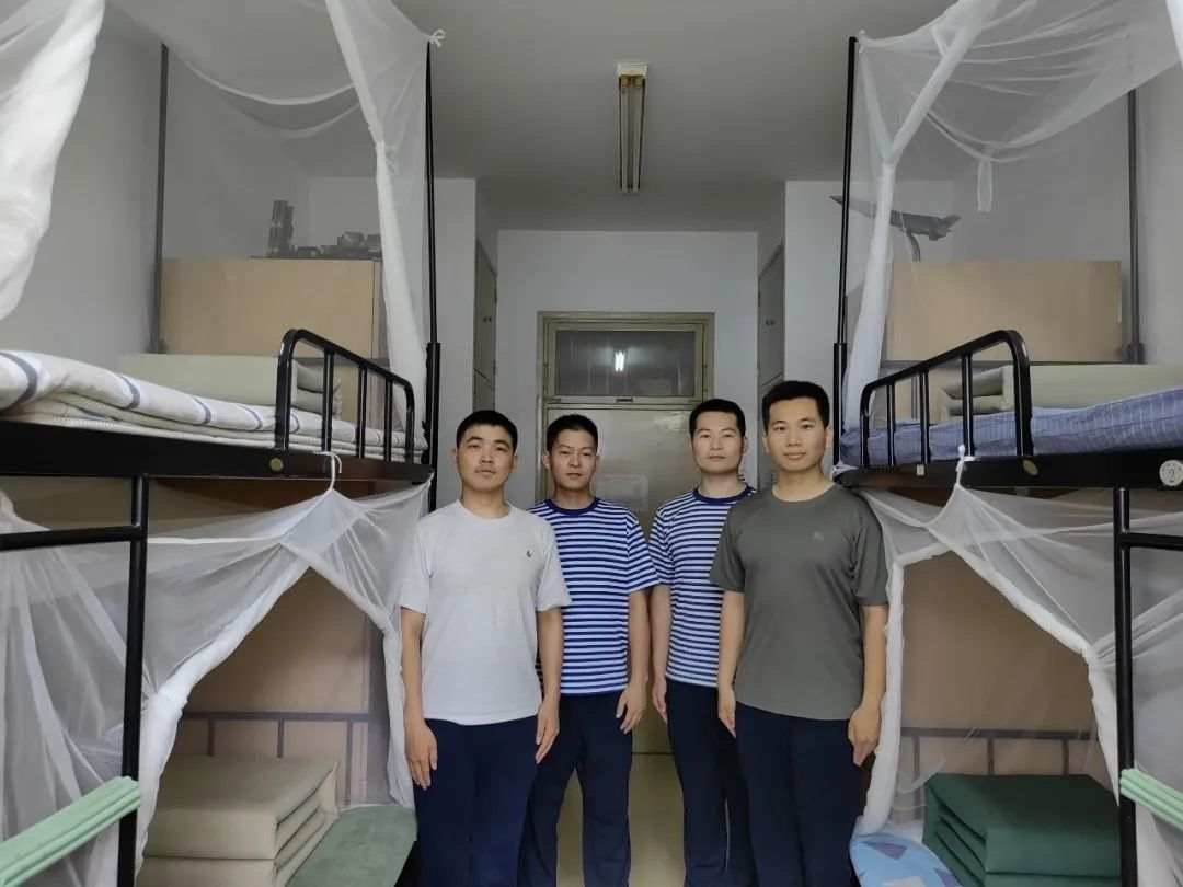 一个宿舍三个退役军人，剩下那位：“你感动吗？我不敢动！”