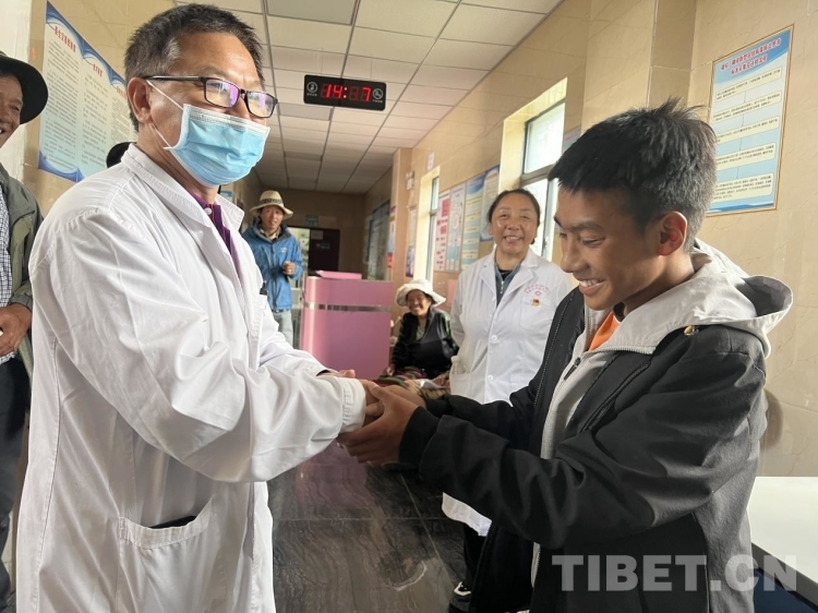 “别哭，带你去北京治疗”，专家在康沙镇关注到了他