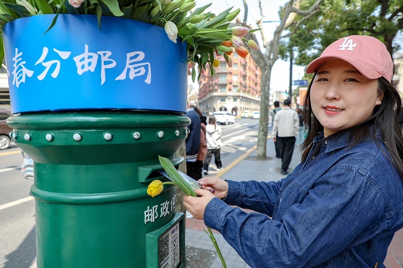 武康大楼旁的这个春分邮局开业了，市民游客可免费领取明信片