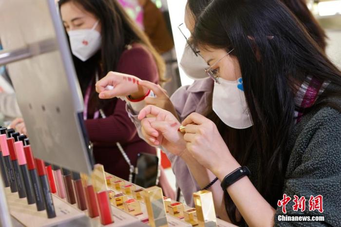 中健康真的有用吗,涂着口红吃东西的危害