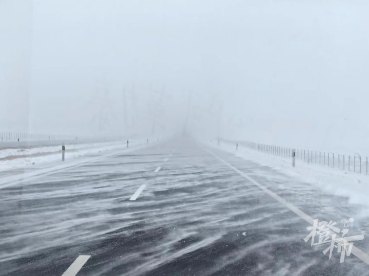 *疆新**旅游遭遇“风吹雪”！近千人在服务区打地铺过夜，上海姑娘向橙柿讲述被困沙漠腹地经历……