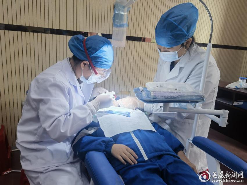 娄底市中心医院免费为适龄儿童提供窝沟封闭治疗