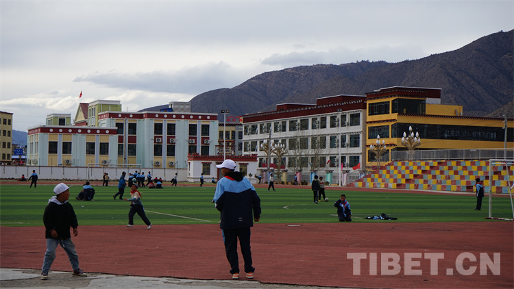春日的洛隆县第一小学