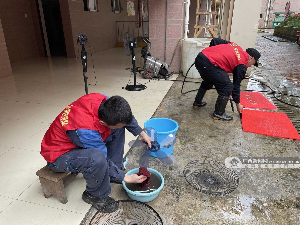 学习雷锋公益行睦邻互助树新风——安信物业公司开展学雷锋志愿服务活动