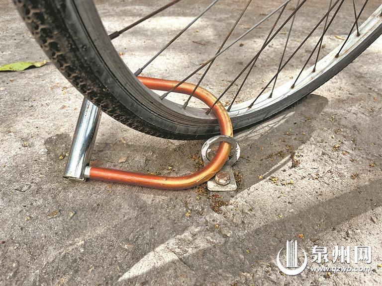 消防通道成停车场还有人在地上钻孔安装螺丝扣“占位”